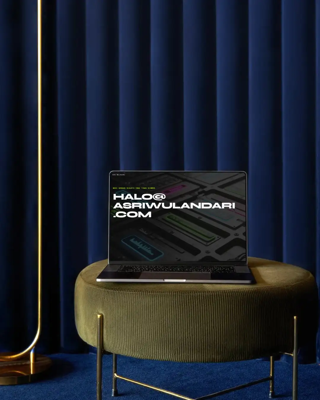 Tim kreatif meninjau hasil portofolio
