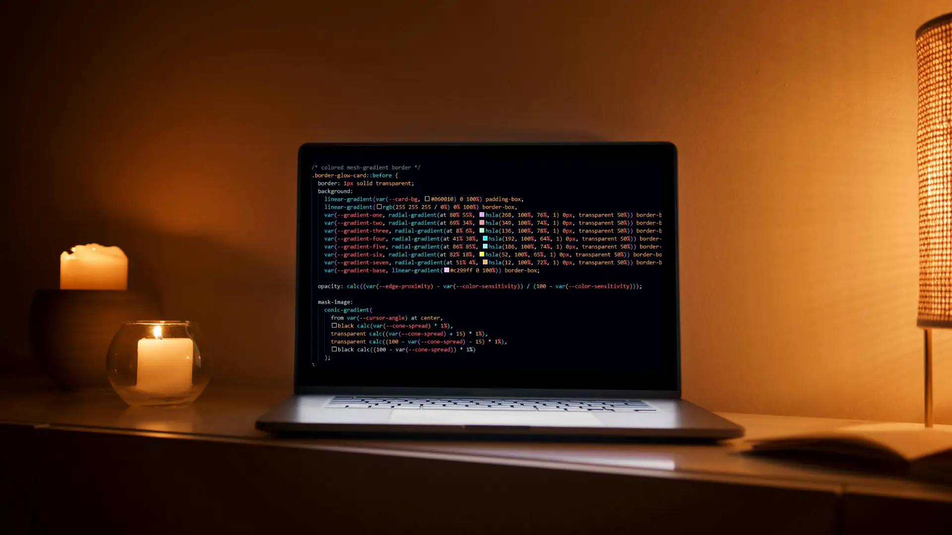Developer bekerja bersama menggunakan laptop